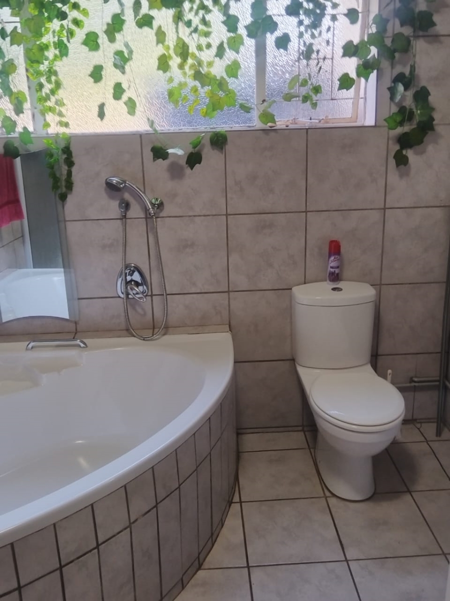 To Let 4 Bedroom Property for Rent in Schoemansville North West